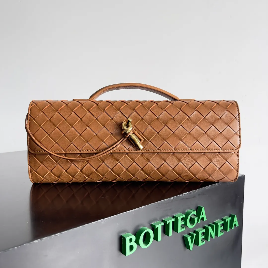 The batch of 1360 BV Andiamo evening handbags has been heavily planted again~ The designer aesthetics in the era of economic downturn are back. I fall in love with it at first sight and can't put it down. It's so beautiful and full of aura. The shape and texture are very competitive. It's light in weight and has sufficient capacity. It's a must-have for fashionistas. It's suitable for many occasions, minimalist, high-end and light luxury. Model No.: 741511 Size: 31*13*3cm
